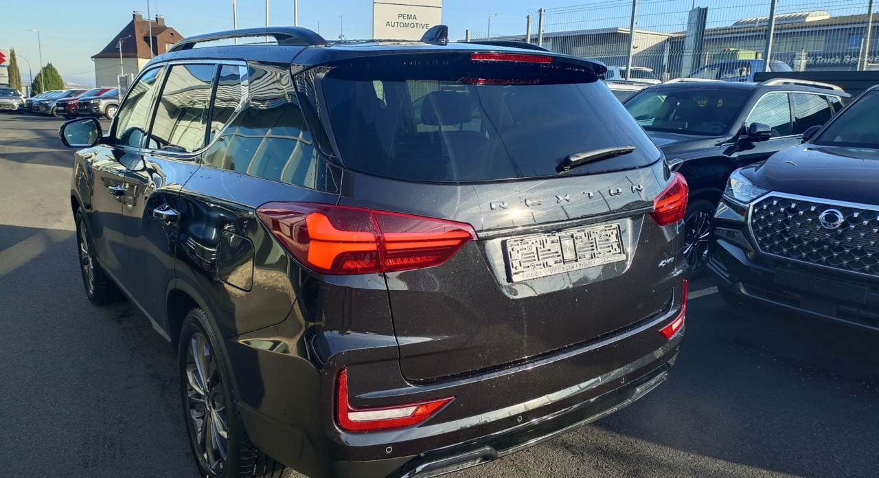Rexton PREMIUM+ 4x4 AT LAK (BL) BLACK PACKET